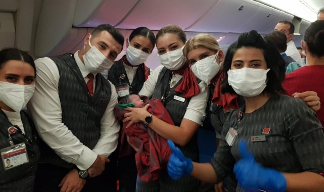 THY&#039;nin tahliye uçuşunda Afgan bir kız çocuğu dünyaya geldi