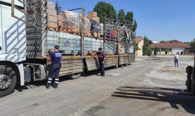 Tır dorsesindeki tanklarda 5 ton kaçak benzin yakalandı