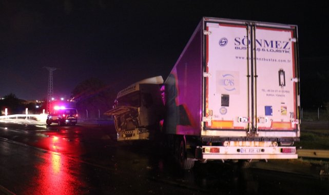 Tır kayganlaşan yolda kontrolden çıktı