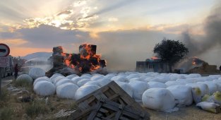 Tır üzerindeki saman balyaları alev alev yandı