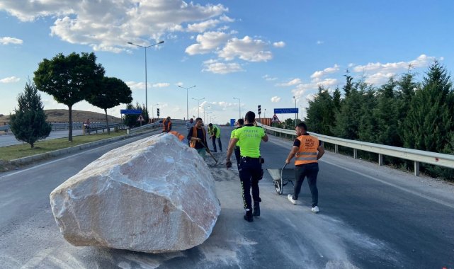 Tırdan yola tonlarca ağırlıktaki mermer blok düştü