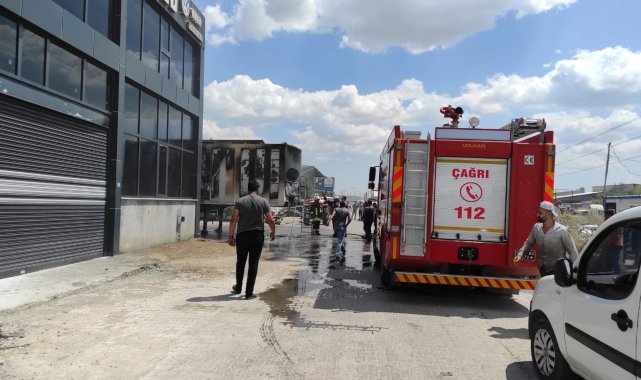 Tırın dorsesinde çıkan yangını sanayi sitesi yangın söndürme ekibi söndürdü