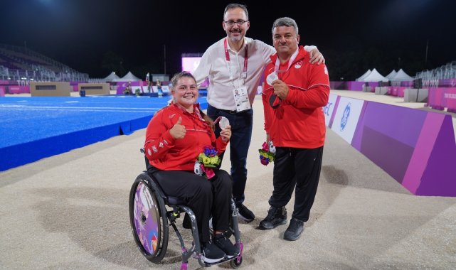 Tokyo&#039;da milli okçular Öznur Cüre ve Bülent Korkmaz&#039;dan gümüş madalya