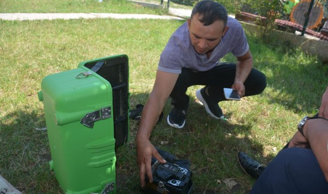 Tomrukların arasında bulduğu 200 bin TL&#039;lik cihazı polise teslim etti