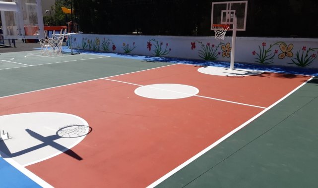 Trafiğe kapalı caddeye çocuk sokağı