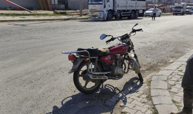 Traktör ile motosiklet çarpıştı: 1 yaralı