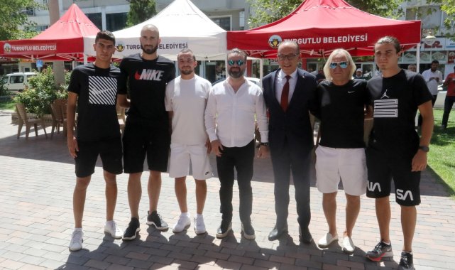 Turgutlusporlu futbolcular aşure dağıttı