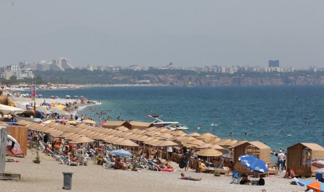 Turizm kenti Antalya&#039;da sahiller tıklım tıklım doldu