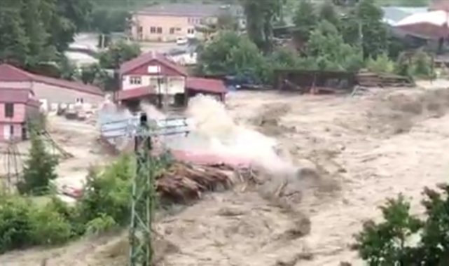 Türkeli&#039;deki selde fabrikanın yıkılma anı kamerada