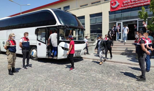 Türkiye&#039;ye kaçak girenler sınır dışı ediliyor