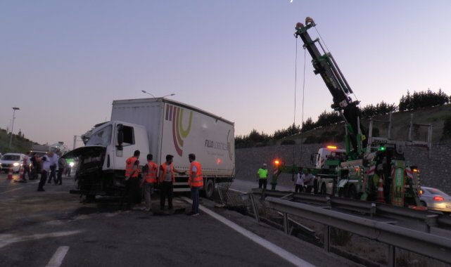 Tuzla Orhanlı gişelerinde tır ile kamyon çarpıştı: 3 yaralı