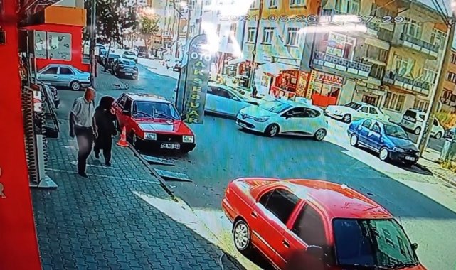 Üç aracın karıştığı kaza güvenlik kamerasında