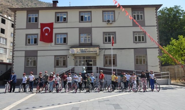 Uludere ilçe Kaymakamlığı&#039;ndan öğrencilere bisiklet