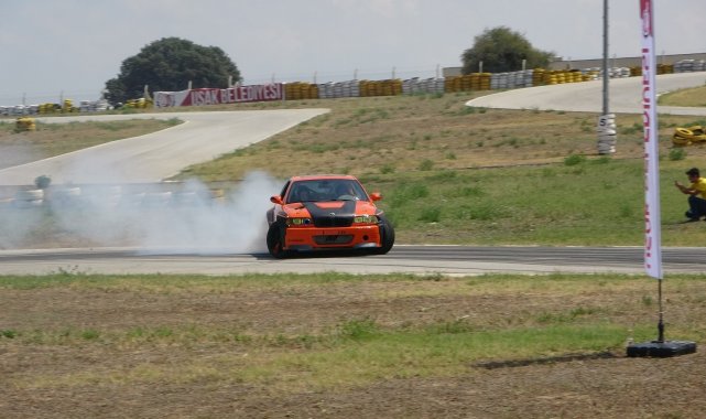 Uşak&#039;ta drift gösterisi nefesleri kesti