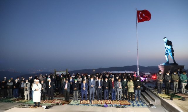 Uzun bir aradan sonra Kocatepe&#039;de cemaatle sabah namazı kılındı