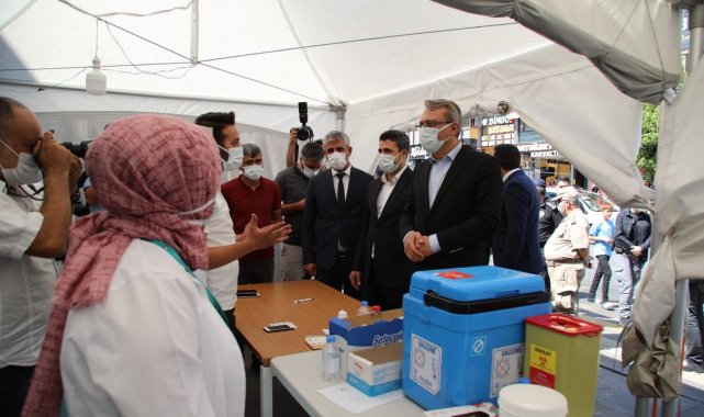 Vali Ekinci, aşı uygulama noktasında vatandaşlarla bir araya geldi
