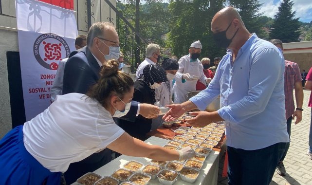 Vali Tutulmaz vatandaşlara aşure dağıttı