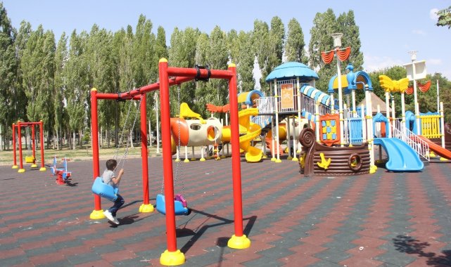 Van Büyükşehir Belediyesi parklardaki oyun gruplarını yeniledi