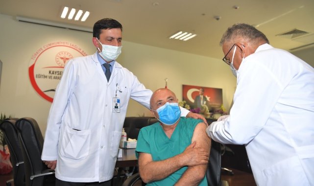 Vekilin aşısını doktor belediye başkanı yaptı