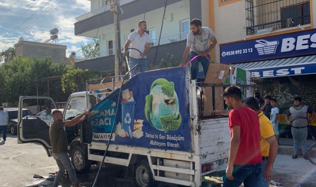 Yanan geri dönüşüm aracını vatandaşlar söndürdü