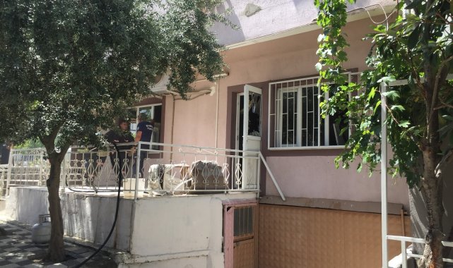 Yanan ocakta unutulan plastik tabak evi yaktı