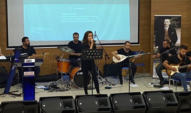 Yangından mağdur olan çocuklar ve hayvanlar için konser düzenledi