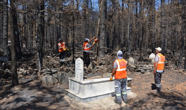 Yangının mezarlıklarda bıraktığı izler silinmeye çalışılıyor