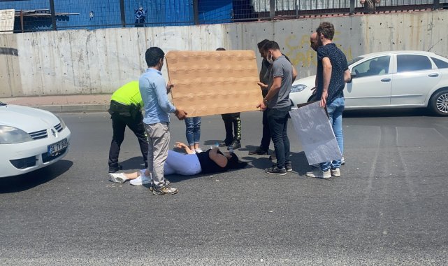 Yaralı kadını güneşten korumak için kartonla gölge yaptılar