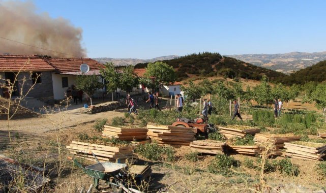 Yaşlı adam alevlerin yaklaştığı evini terk edip gidemedi