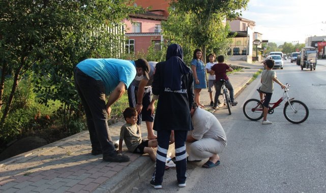 Yayaya çarpmamak için manevra yapan motosiklet devrildi: 2 yaralı