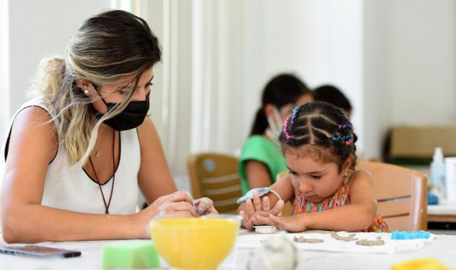 Yaz kurslarında her gün farklı atölyede çalışıyorlar