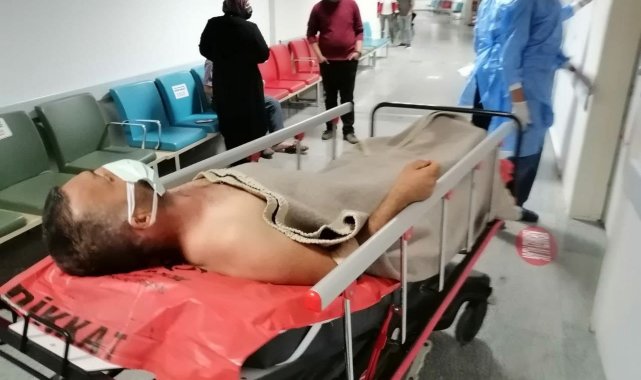 Yeğen amcasını bıçaklayarak ağır yaraladı