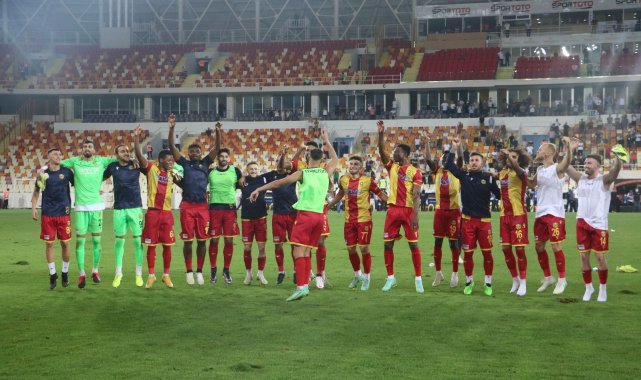Yeni Malatyaspor&#039;dan galibiyet kutlaması