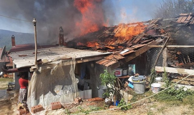 Yenice&#039;de bir ev ile samanlık yanarak küle döndü