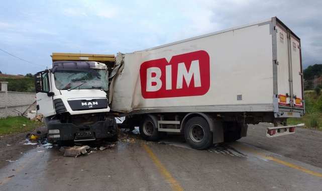 Yerinden çıkan tırın dorsesi kamyonla çarpıştı: 1 ölü