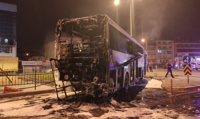 Yolcu dolu otobüs alevlere teslim oldu