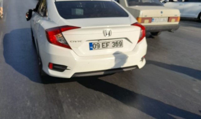 Yolun karşısına geçmeye çalışan doktora otomobil çarptı