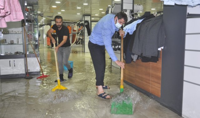 Yüksekova'da iş yerleri sular altında kaldı