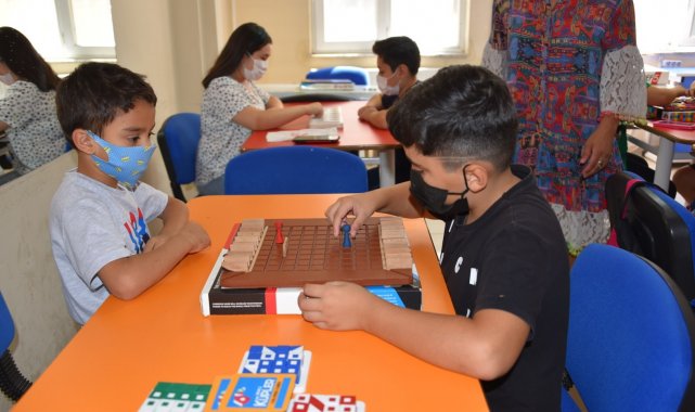 Yunusemre&#039;de çocuklar &#039;akıl oyunları&#039; ile hem eğlenip hem öğreniyor
