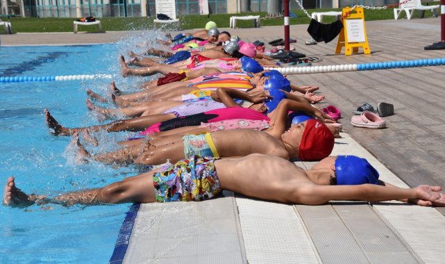 Yunusemreli çocuklar yüzmeyi öğreniyor