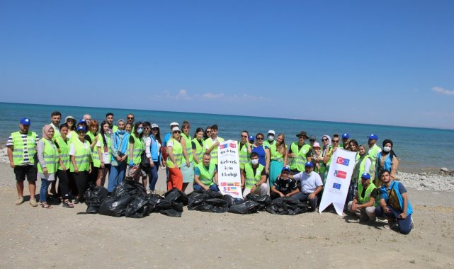 Yurtdışından gelen gençler Van&#039;da çöp toplayıp fidan dikti