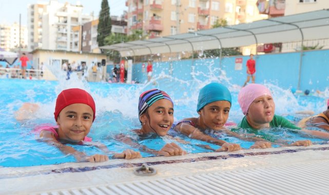 Yüzme kursunu tamamlayanlar sertifikalarını aldı