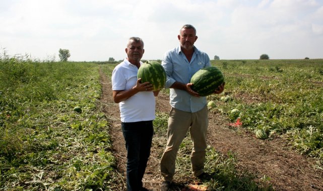 Yüzü gülen karpuz tüccarı çiftçiyi hediyeye boğdu