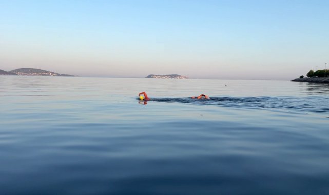 Yüzücü Emre Seven, Çınarcık&#039;a varmak üzere Kartal&#039;dan denize girdi