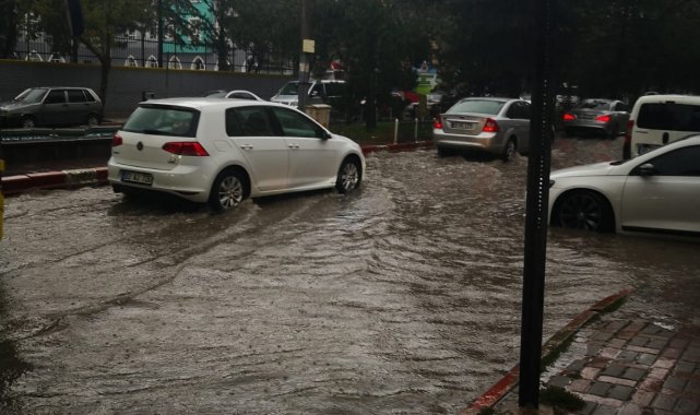 15 dakika süren yağış sokakları göle çevirdi