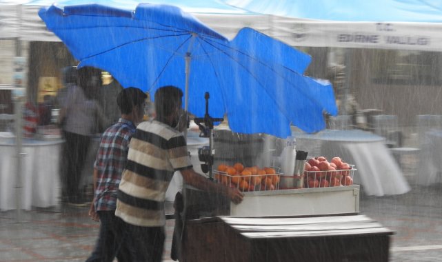 15 dakikalık fırtına ve yağış yetti, vatandaşlar kaçacak yer aradı