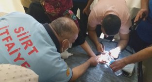 17 yaşındaki kızın parmağına sıkışan yüzük, itfaiye ekiplerinin çalışması ile çıkarıldı