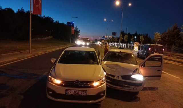 2 araç çarpıştı: 3 yaralı