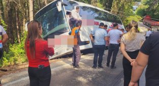 35 yolcusu bulunan otobüs, uçurumun kenarında asılı kaldı