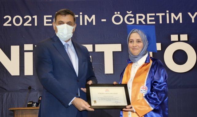 52 yaşındaki 3 çocuk annesi üniversiteyi birincilikle bitirdi